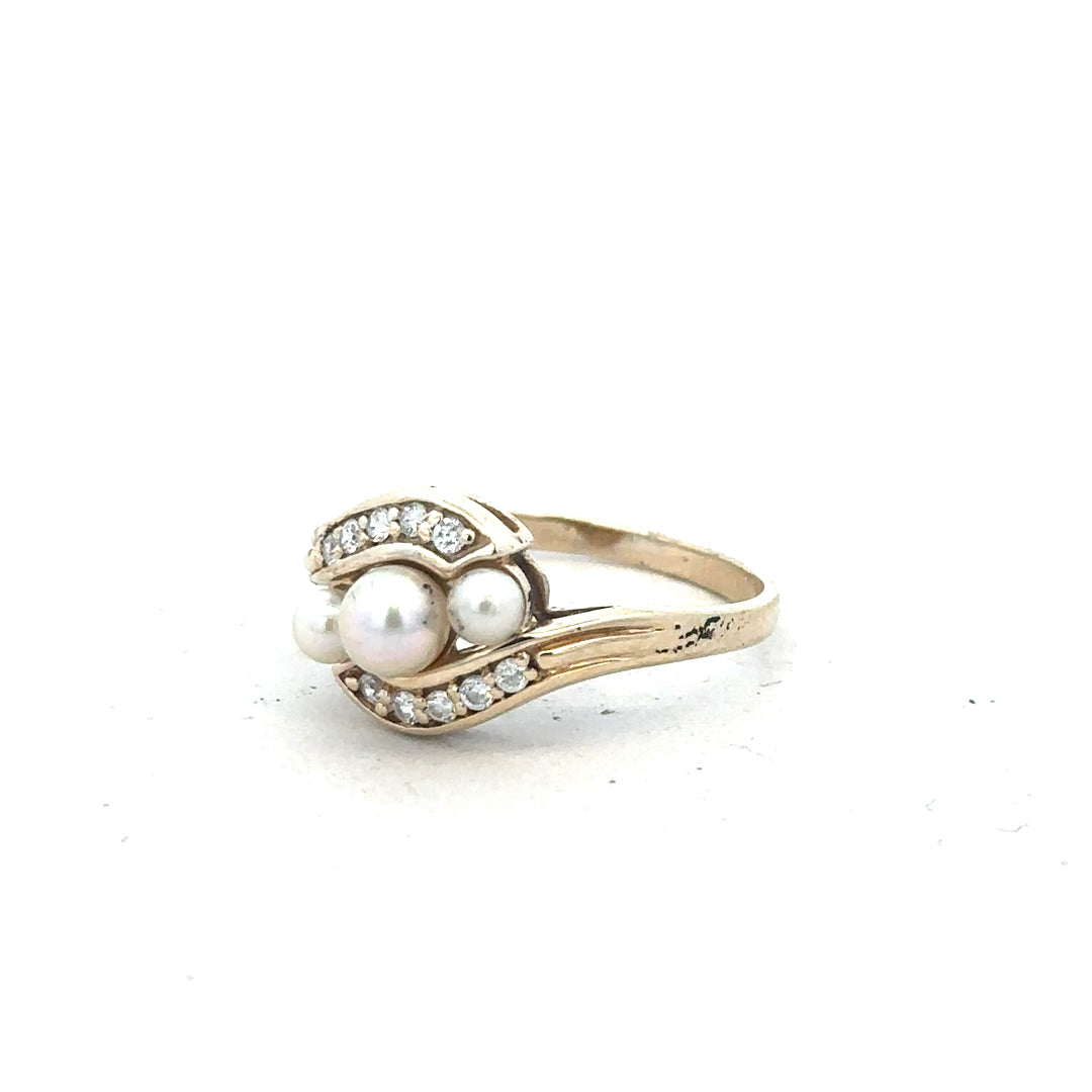 9ct yellow gold ring in size R, featuring a smooth polished band, unbranded jewelry ring for women or men.