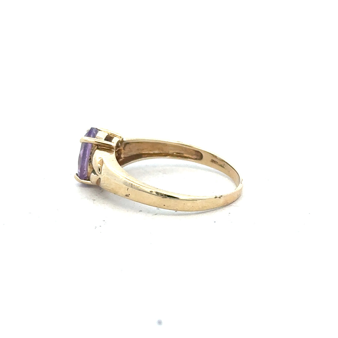 9ct yellow gold ring in size S, featuring a smooth polished band, unbranded jewelry with a classic design.