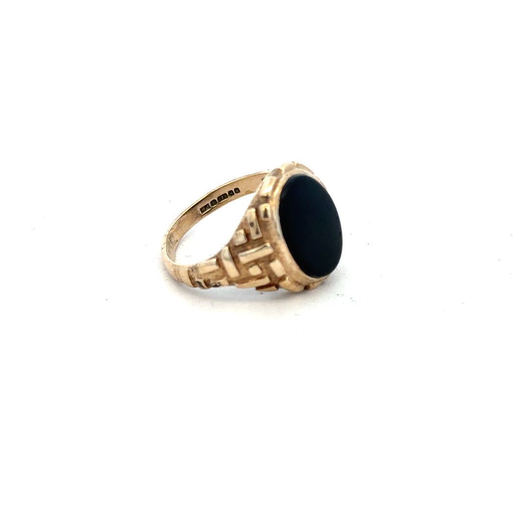 9ct yellow gold ring in size W, featuring a smooth band design, unbranded jewelry crafted in yellow gold.