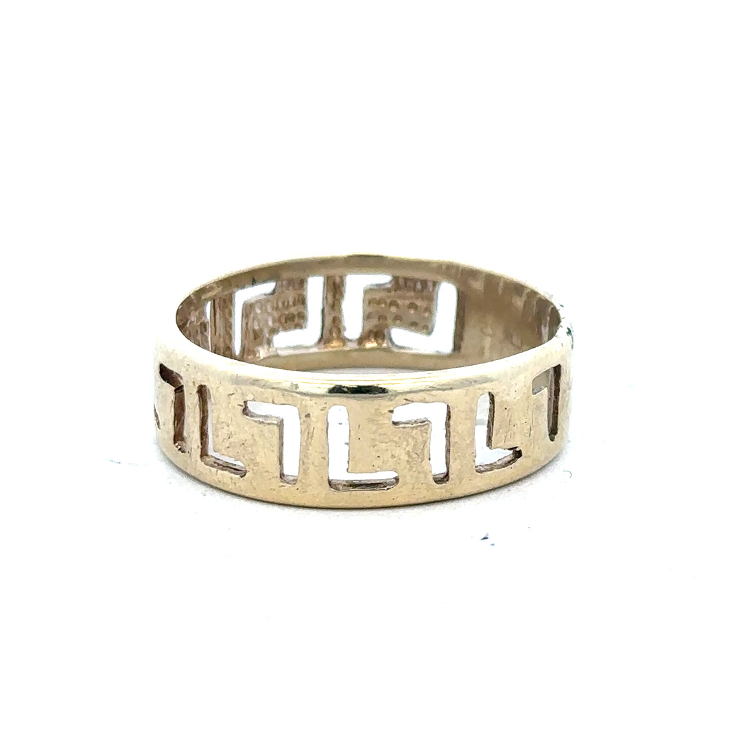 9ct yellow gold ring in size Z, featuring a smooth band design, unbranded jewelry for elegant everyday wear.