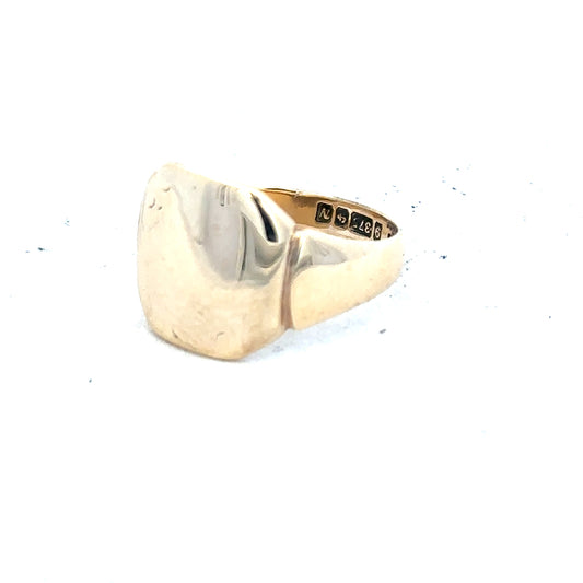 9ct yellow gold signet ring size J, unbranded, with a smooth polished surface and classic rectangular face.
