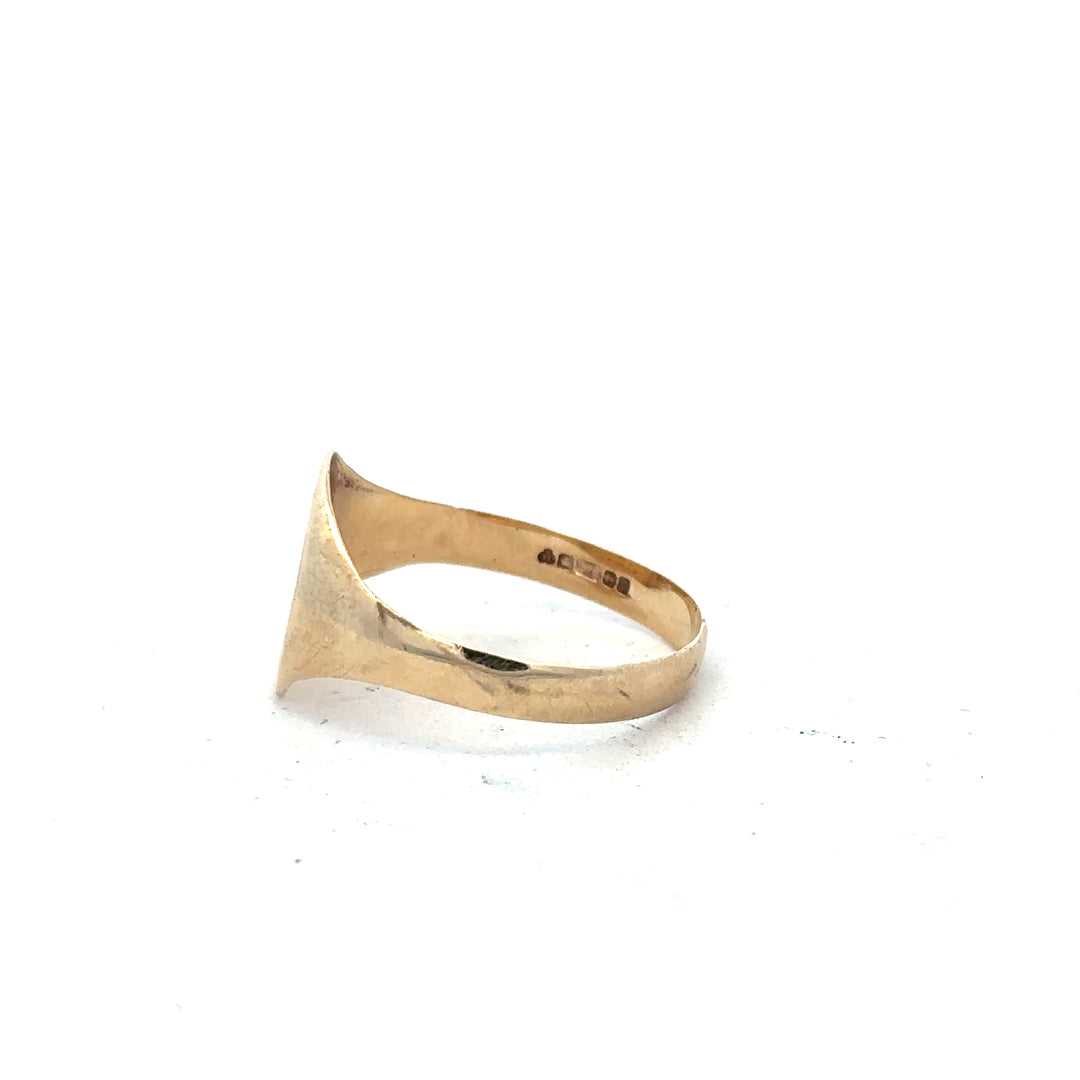 9ct yellow gold signet ring in size Y with a smooth, polished surface, showcasing classic jewelry design.