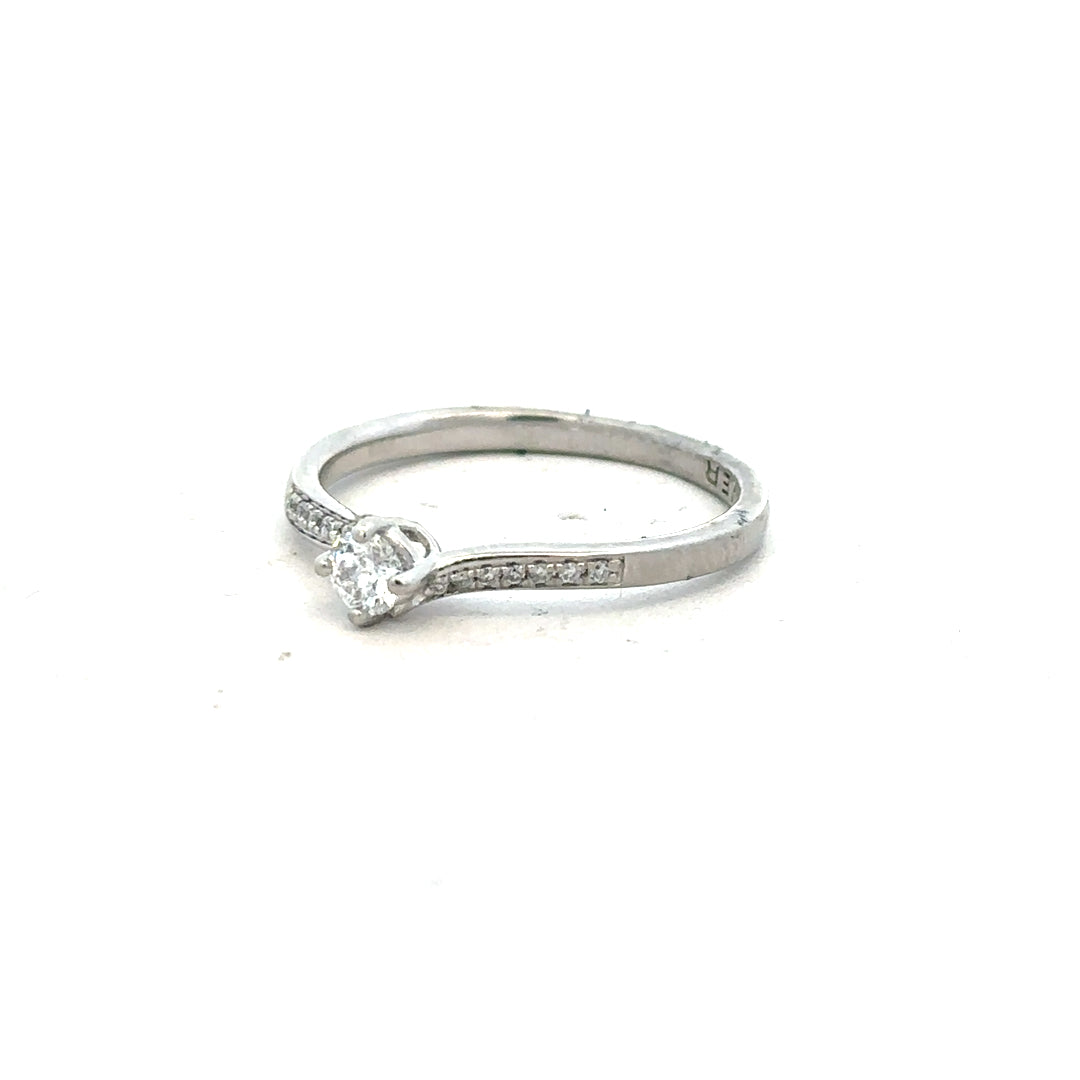 Platinum diamond ring with complete box set, size S, featuring a sparkling diamond band and elegant presentation box.