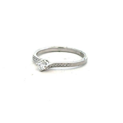 Platinum diamond ring with complete box set, size S, featuring a sparkling diamond band and elegant presentation box.