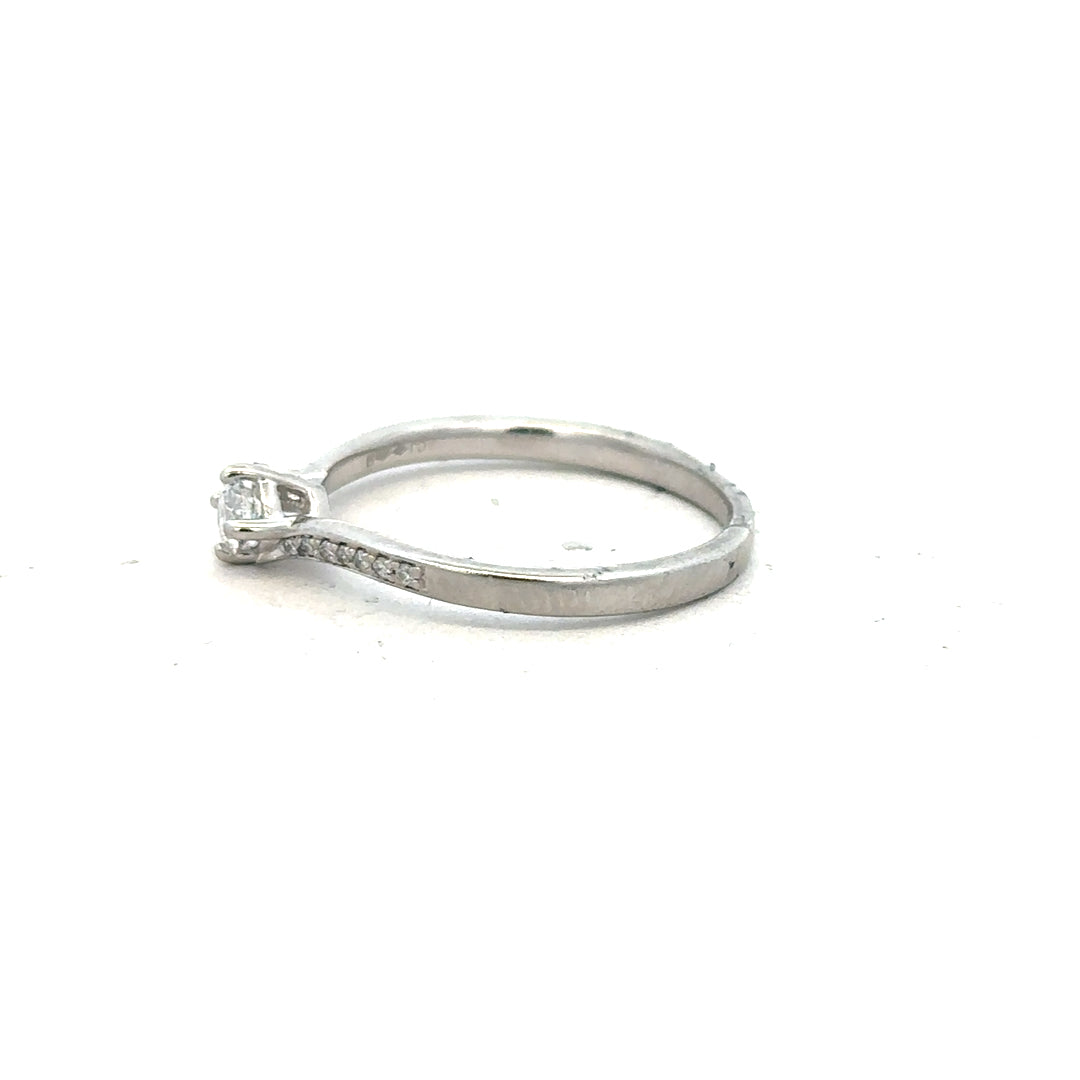 Platinum diamond ring with complete box set, size S, featuring a sparkling diamond band and elegant presentation box.