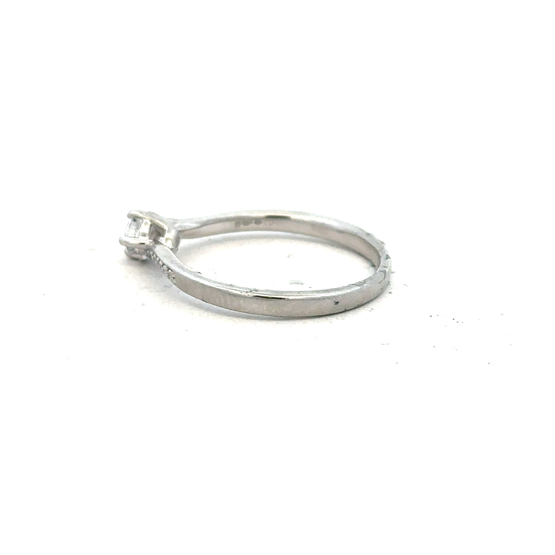 Unbranded platinum diamond ring with box set, size S, showcasing a sparkling diamond and sleek band design.