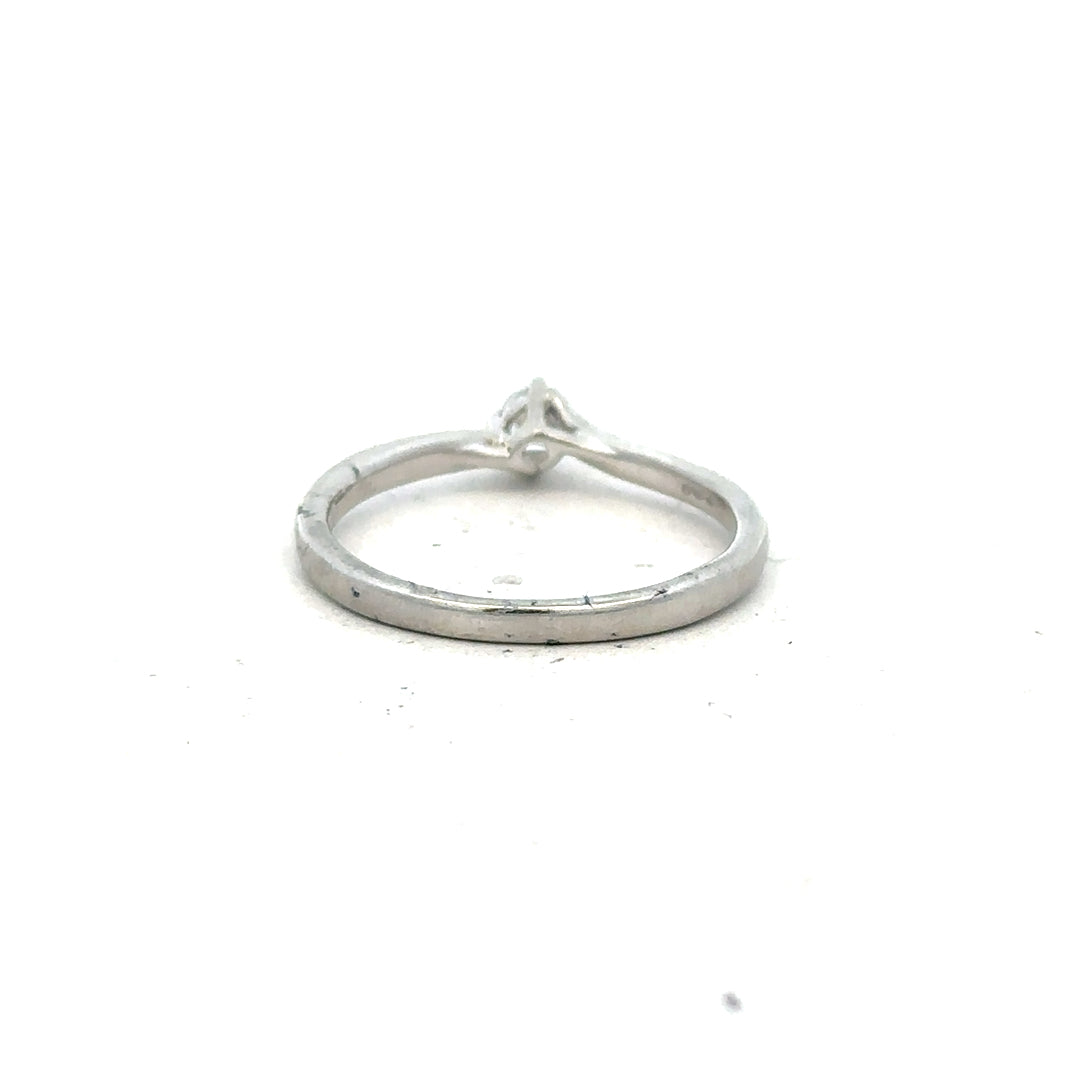 Platinum diamond ring with a complete box set, size S, featuring a sparkling diamond and elegant design.