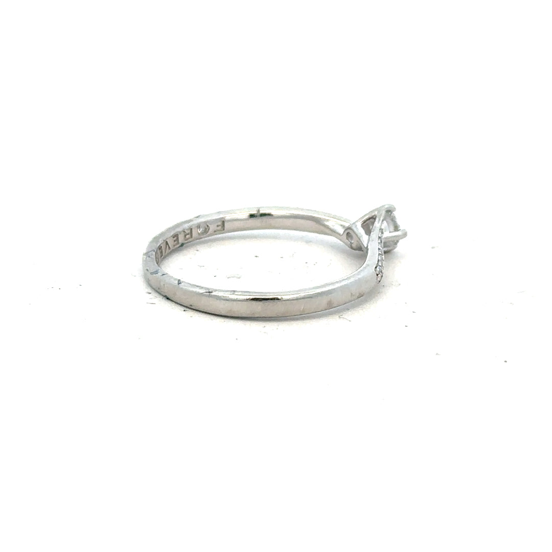 Unbranded platinum diamond ring with a complete box set, size S, featuring a sparkling diamond centerpiece and elegant band.