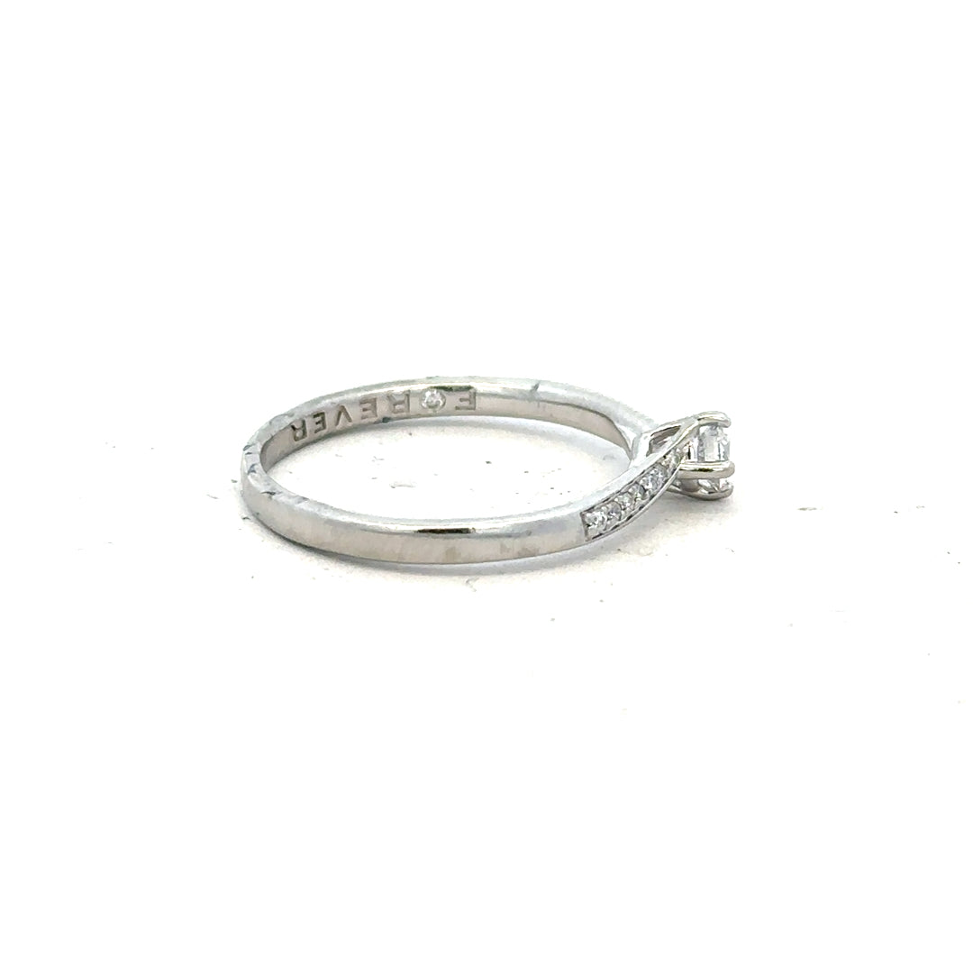 Unbranded platinum diamond ring with box set, size S, featuring a sparkling diamond and elegant band.