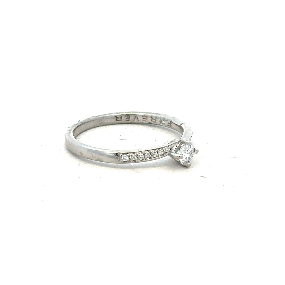 Platinum diamond ring with complete box set, size S, featuring sparkling diamonds and a sleek band design.