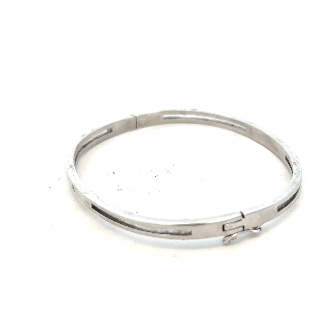 Silver bangle weighing 13.5g, featuring a sleek, polished design, perfect for everyday or special occasions.