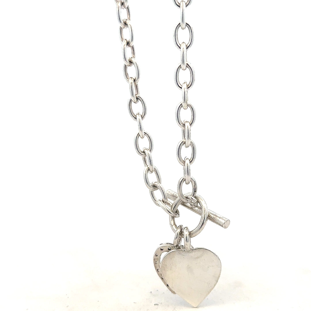 Silver bracelet weighing 19.5g with a sleek, polished finish, featuring a classic design and unbranded style.
