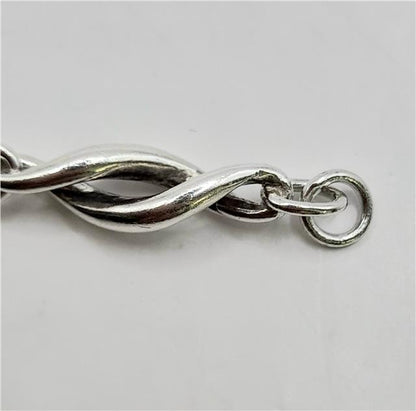 Silver bracelet measuring 19cm and weighing 14.4g, showcased on a plain background, with a simple and elegant design.