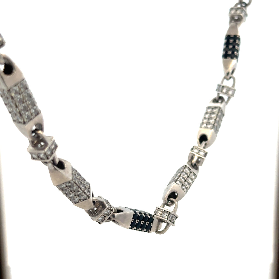 Silver chain weighing 113.4g, unbranded jewelry piece with detailed links, displayed against a plain background.