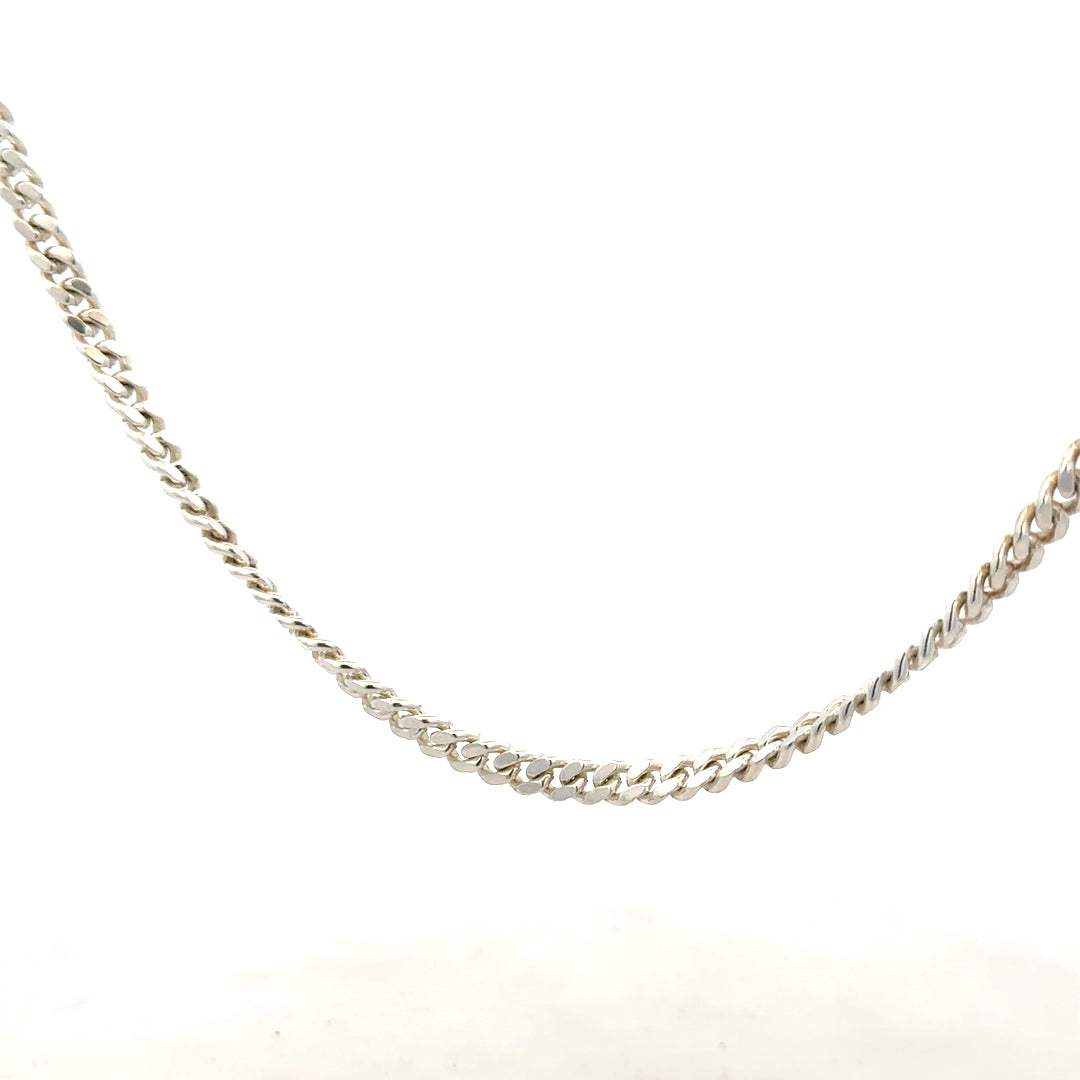 Silver chain weighing 24.9g, unbranded, with a detailed close-up of its links and polished finish.
