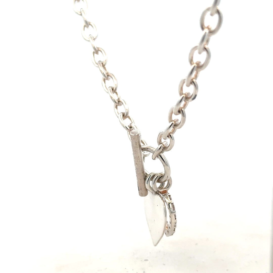 Silver chain weighing 32.4g, unbranded, shown in a detailed image highlighting its links and shine.