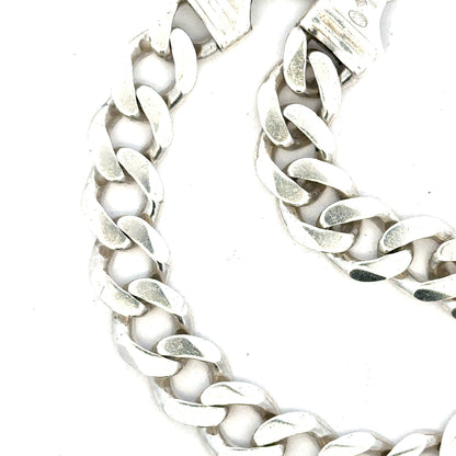 Silver curb bracelet weighing 33.7g, featuring a classic chain design, shown in a close-up image highlighting its polished finish.