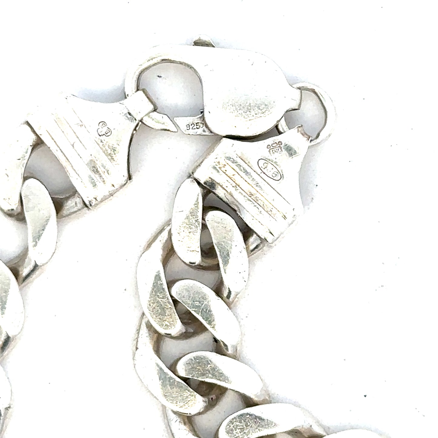 Silver curb bracelet weighing 33.7g, featuring a classic chain design, unbranded jewelry accessory for everyday wear