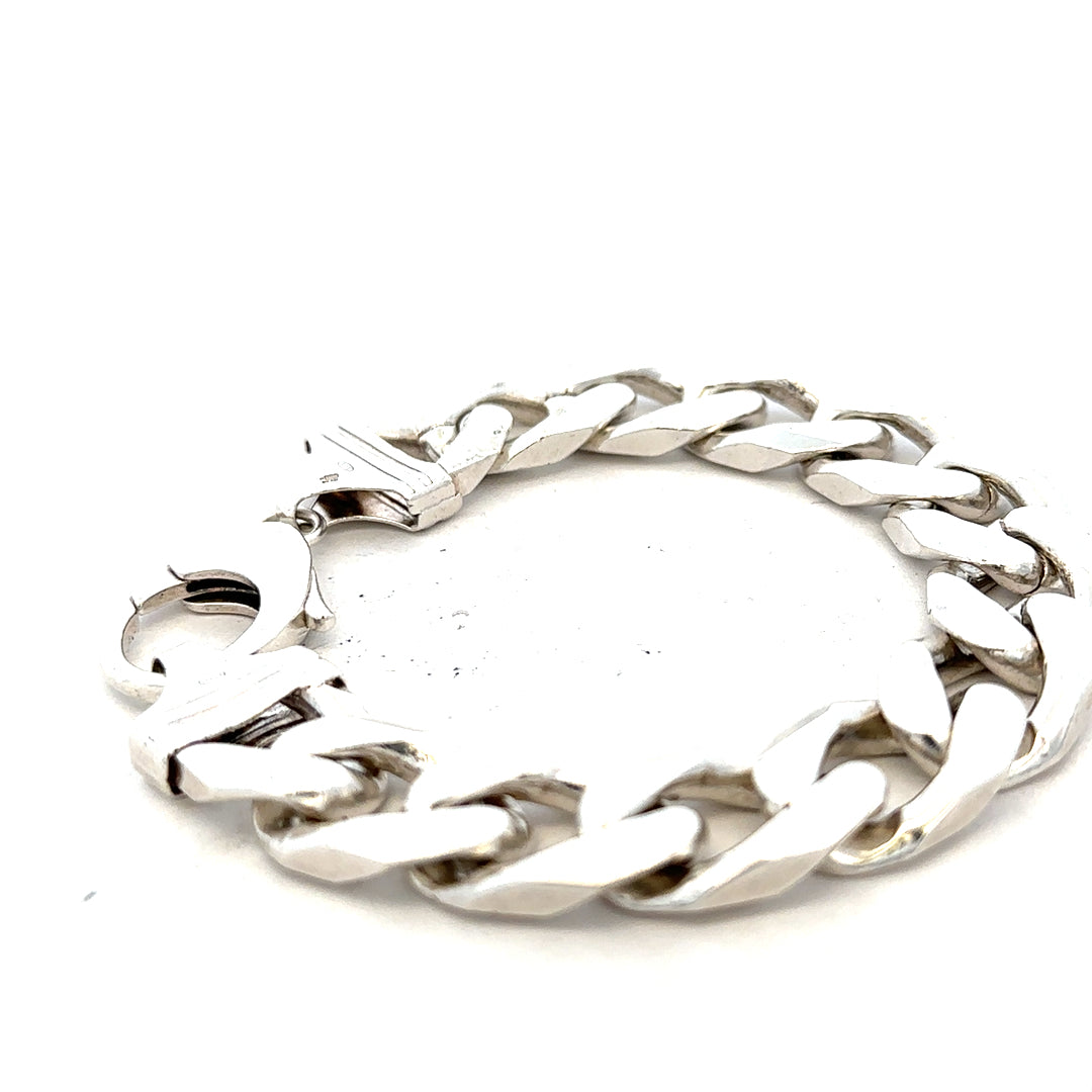 Silver curb bracelet weighing 81.4g, unbranded jewelry piece with a sleek, classic chain design.