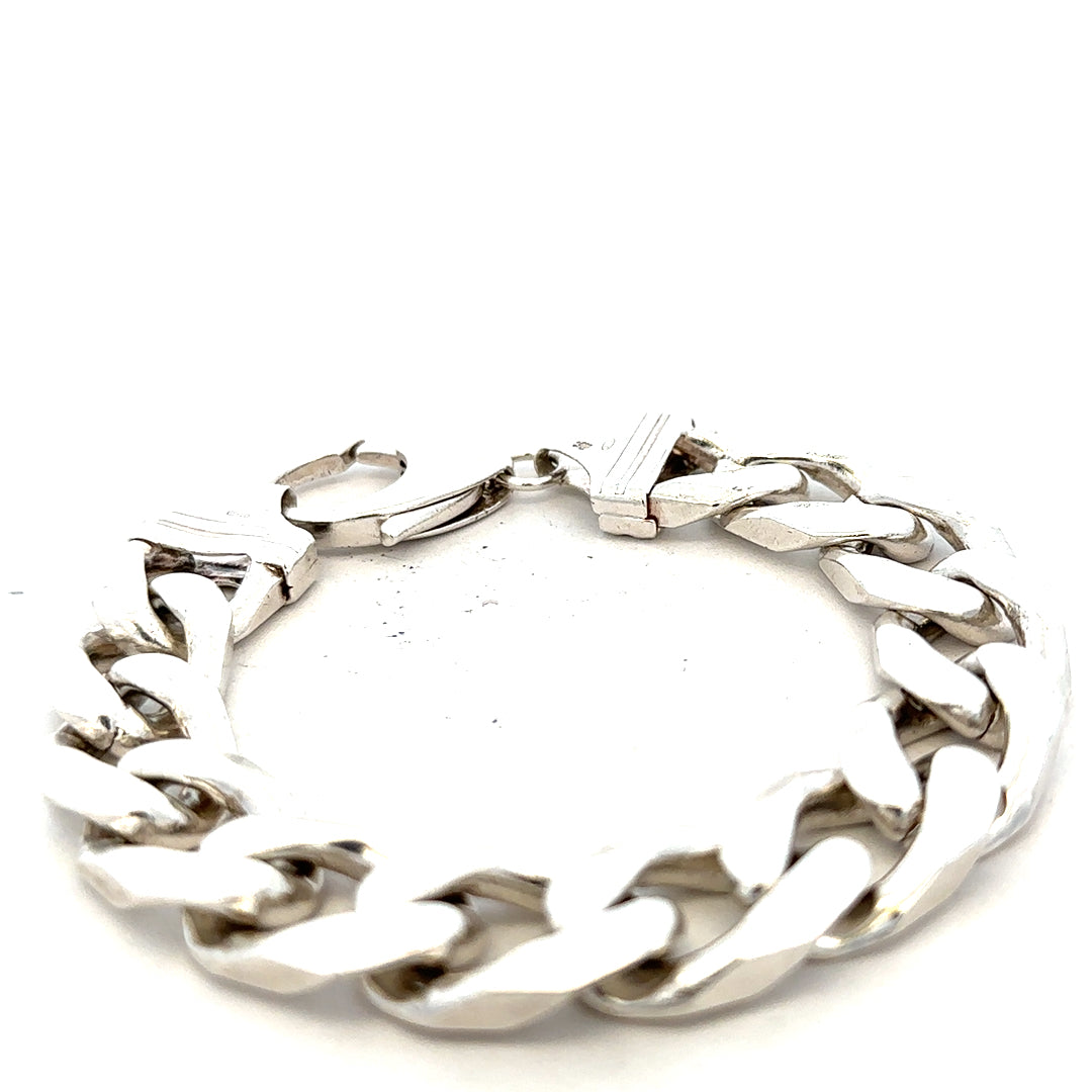Silver curb bracelet weighing 81.4g with a sleek chain design, unbranded jewelry accessory for stylish wristwear.