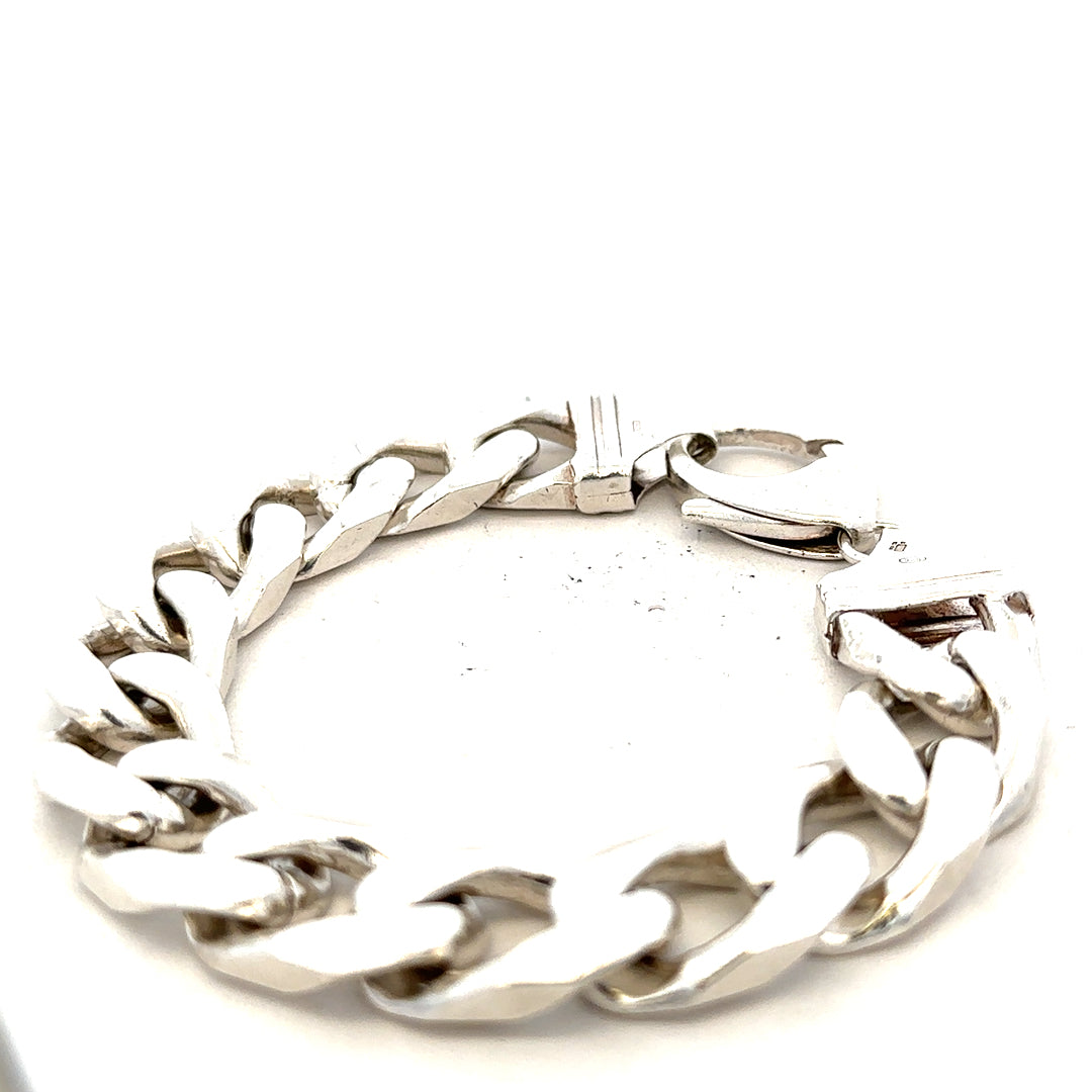 Silver curb bracelet weighing 81.4g, featuring a sleek, linked chain design, perfect for casual or elegant wear.