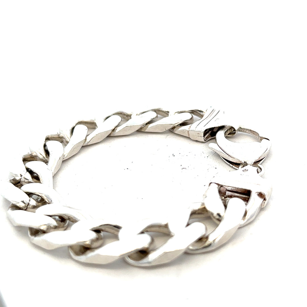 Silver curb bracelet weighing 81.4g with a sleek chain design, featuring a polished finish and secure clasp.