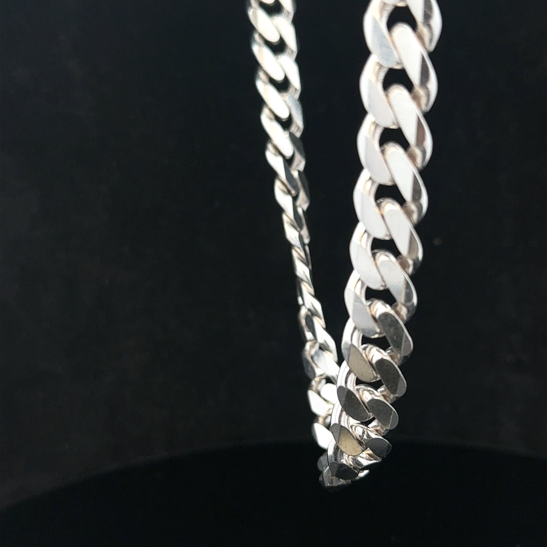 Silver curb chain weighing 109.9g, featuring a classic design with interlocking links, ideal for jewelry or accessories.