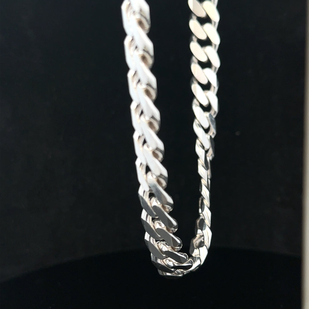 Silver curb chain weighing 109.9g, crafted with interlocking links, displayed on a neutral background.