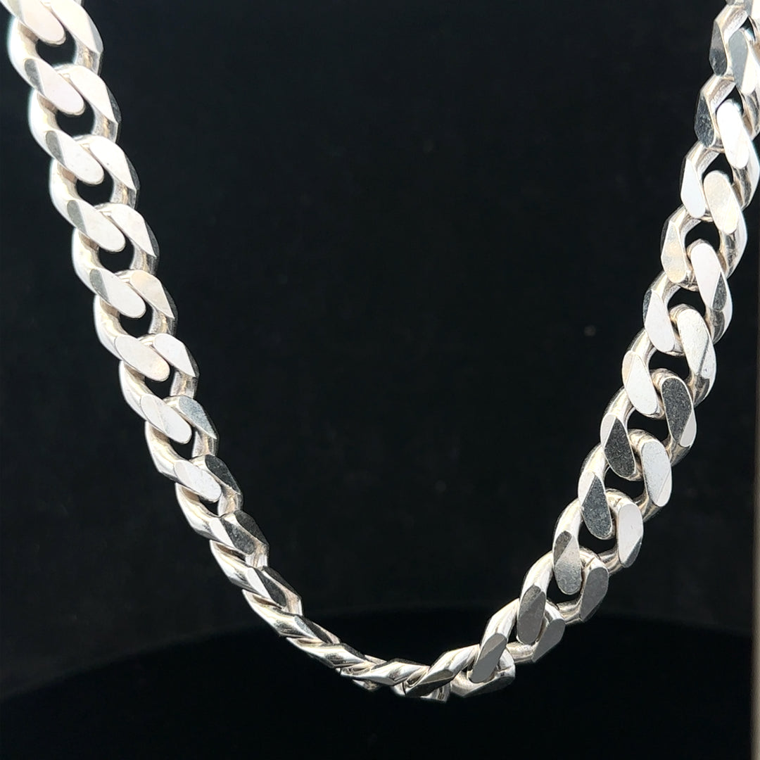 Silver curb chain weighing 109.9g with a shiny finish, featuring a classic linked design suitable for jewelry.