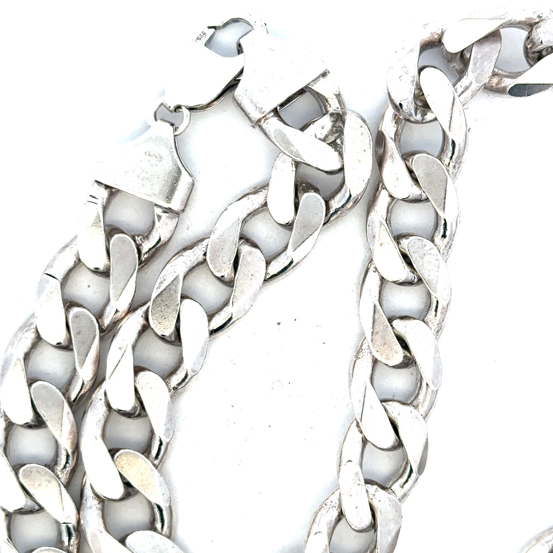 Silver curb chain weighing 134.5g, featuring a classic design with interlocking links, perfect for jewelry or accessories.