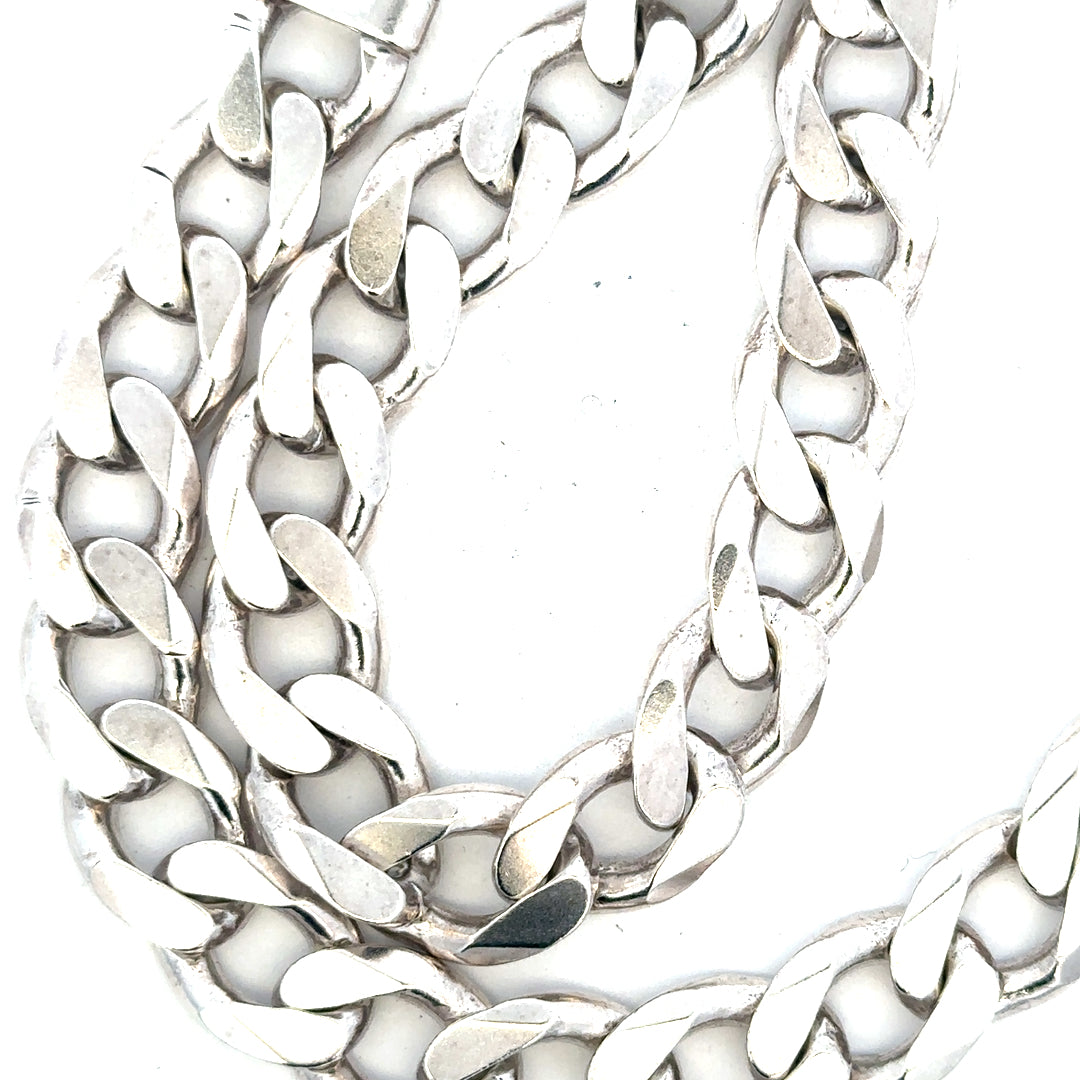 Silver curb chain weighing 134.5g, unbranded jewelry chain with a classic linked design, shown in a close-up image.