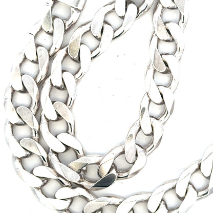 Silver curb chain weighing 134.5g, unbranded jewelry chain with a classic linked design, shown in a close-up image.