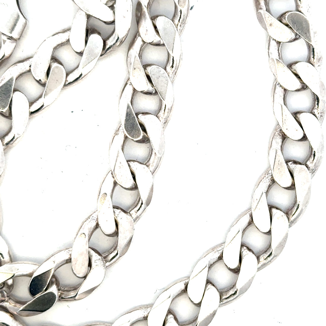 Silver curb chain weighing 134.5g, featuring a classic link design, ideal for jewelry or fashion accessories.