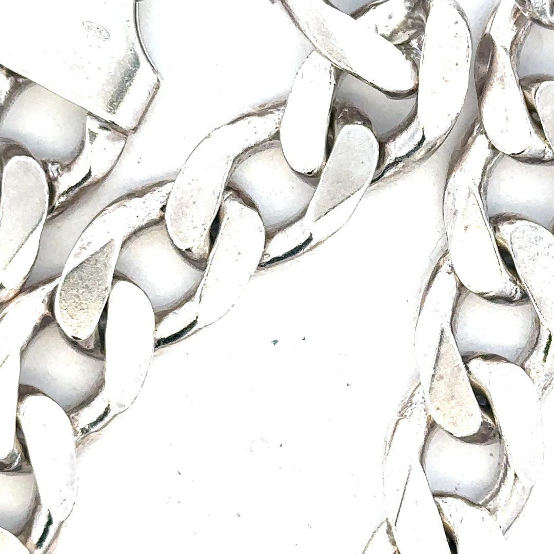 Silver curb chain weighing 134.5g, featuring a classic design, with interlocking links, ideal for jewelry or fashion accessories.