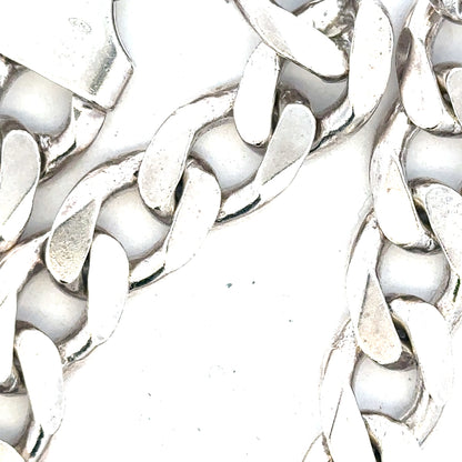 Silver curb chain weighing 134.5g, featuring a classic design, with interlocking links, ideal for jewelry or fashion accessories.