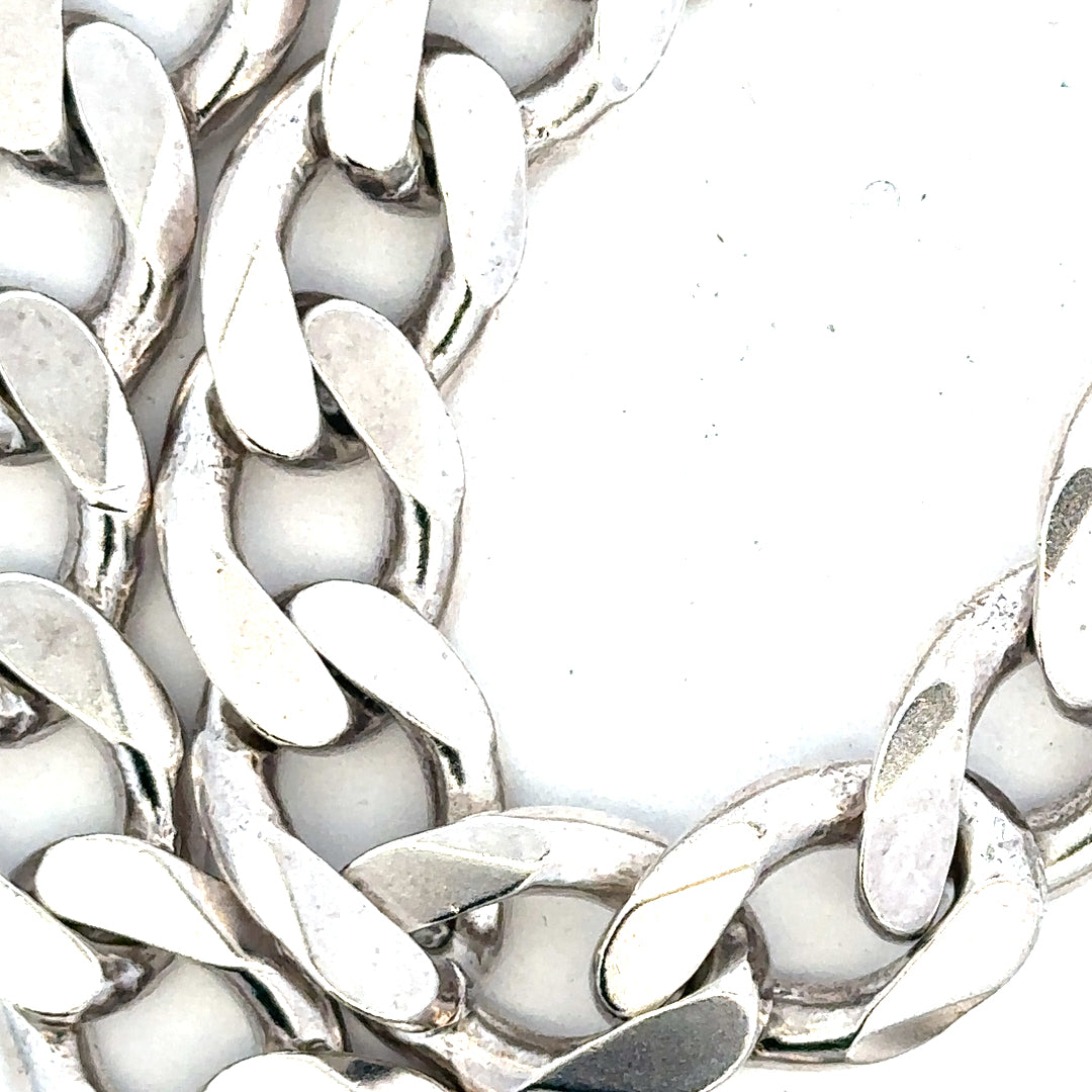 Silver curb chain weighing 134.5g, unbranded jewelry piece with a classic, durable link design.
