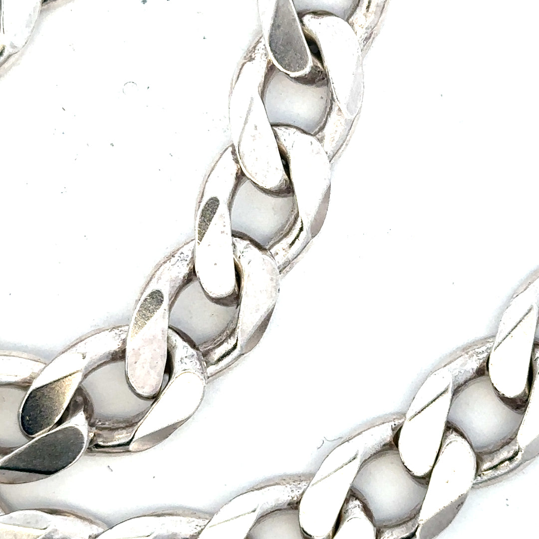 Silver curb chain weighing 134.5g, featuring a classic design with interconnected oval links, unbranded jewelry chain.