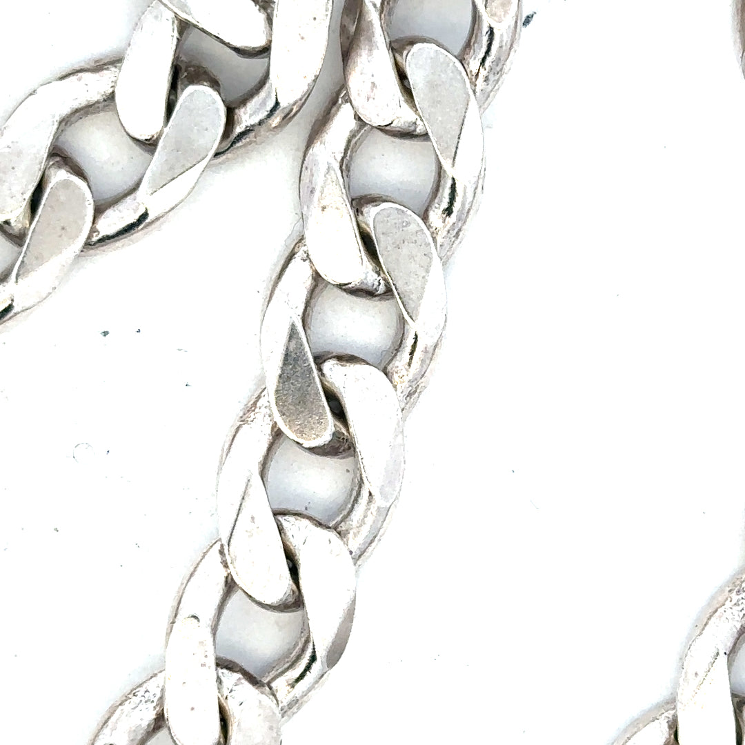 Silver curb chain weighing 134.5g, featuring a classic linked design, perfect for jewelry or accessory styling.