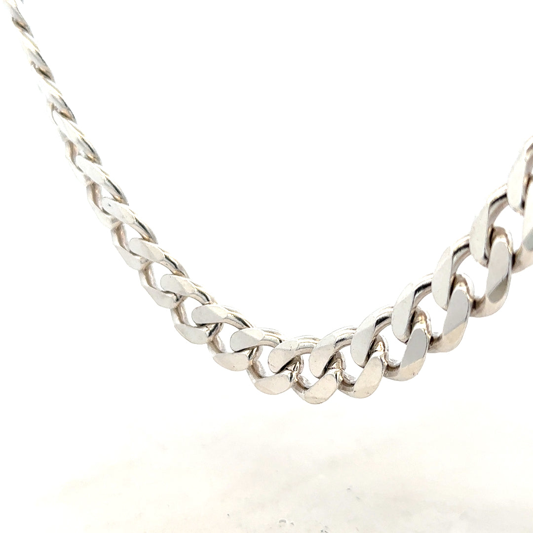 Silver curb chain weighing 146.6g, made of unbranded metal, with a classic linked design, shown in a detailed close-up image.