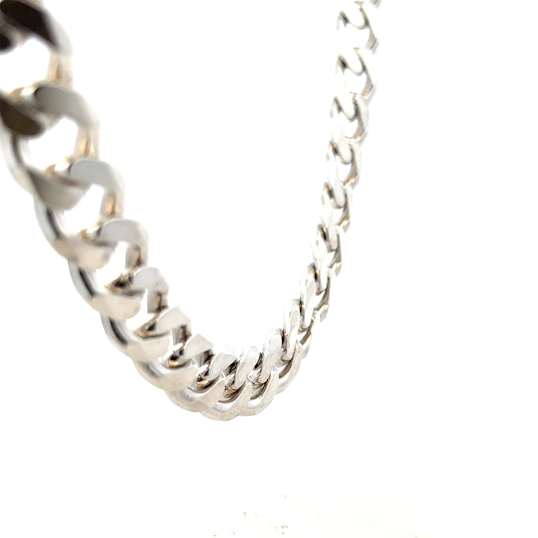 Silver curb chain weighing 146.6g, close-up view showing polished links and high-quality craftsmanship.