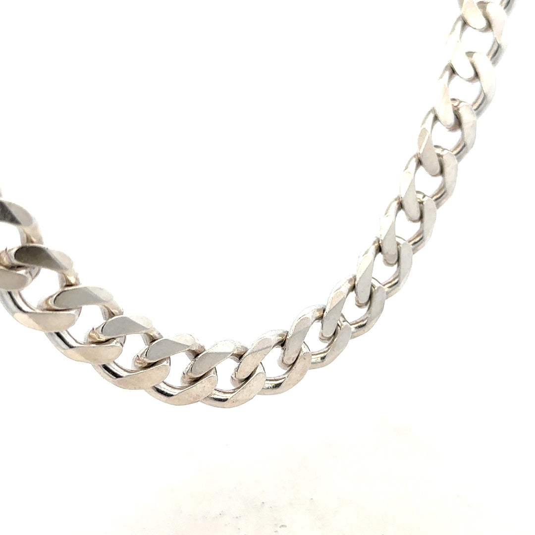 Silver curb chain weighing 146.6g, crafted with durable links, perfect for jewelry or accessories.