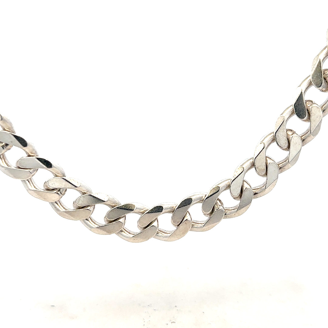 Silver curb chain weighing 146.6g with a sleek, polished finish, featuring interconnected oval links.