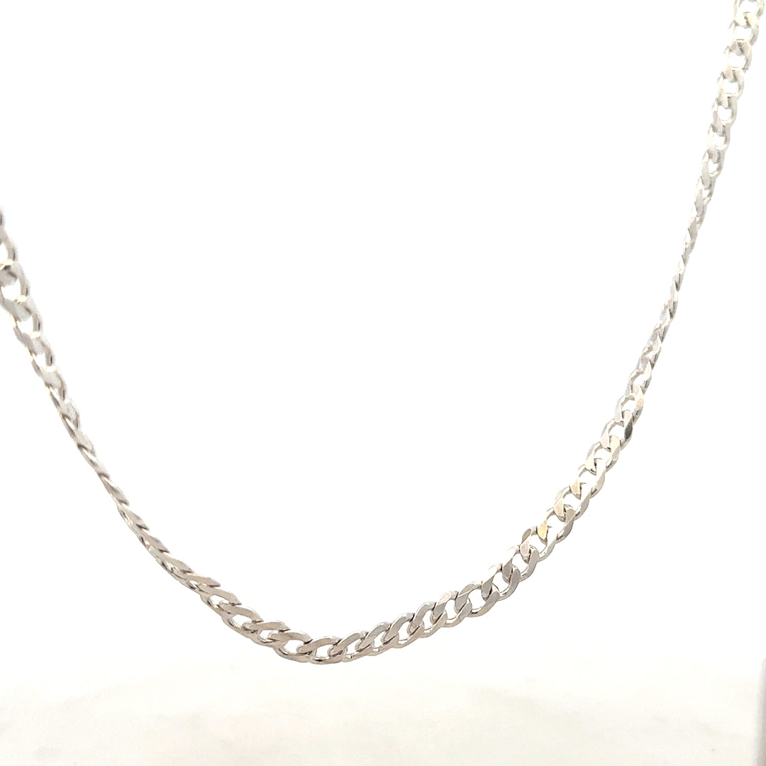 Silver curb chain weighing 16.4g, featuring a classic link design, perfect for jewelry or accessories.