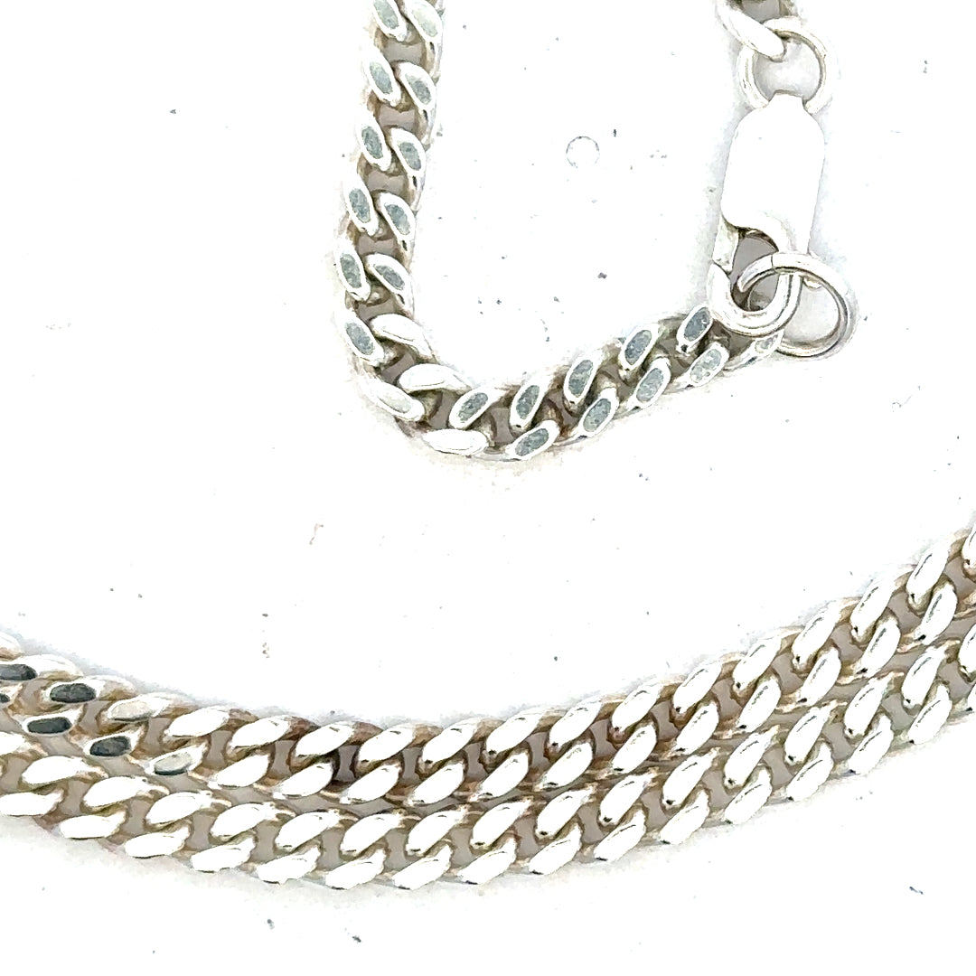 Silver curb chain weighing 24.8g, unbranded, with a detailed close-up of the shiny, interconnected links.