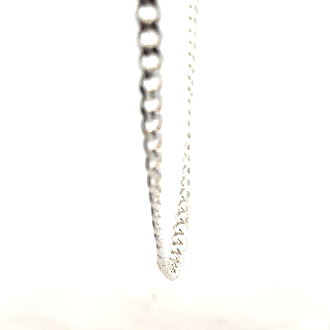 Silver curb chain weighing 27.8g, featuring interconnected oval links, designed for stylish jewelry wear.