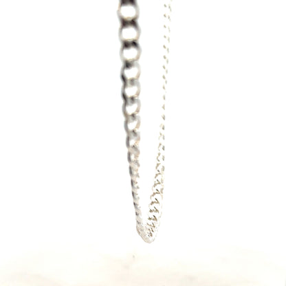 Silver curb chain weighing 27.8g, featuring interconnected oval links, designed for stylish jewelry wear.