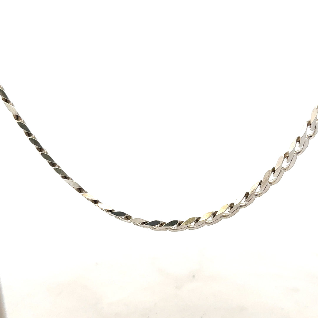 Silver curb chain weighing 28.8g, featuring a classic unbranded jewelry design with interlinked oval links.