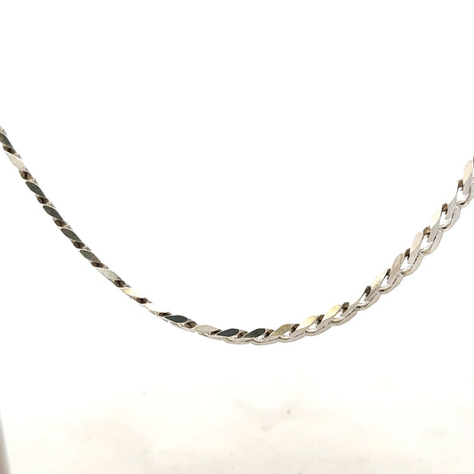 Silver curb chain weighing 28.8g, featuring a classic unbranded jewelry design with interlinked oval links.