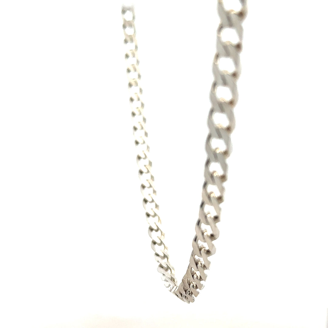 Silver curb chain weighing 28.8g with a sleek, linked design, perfect for jewelry or accessories.
