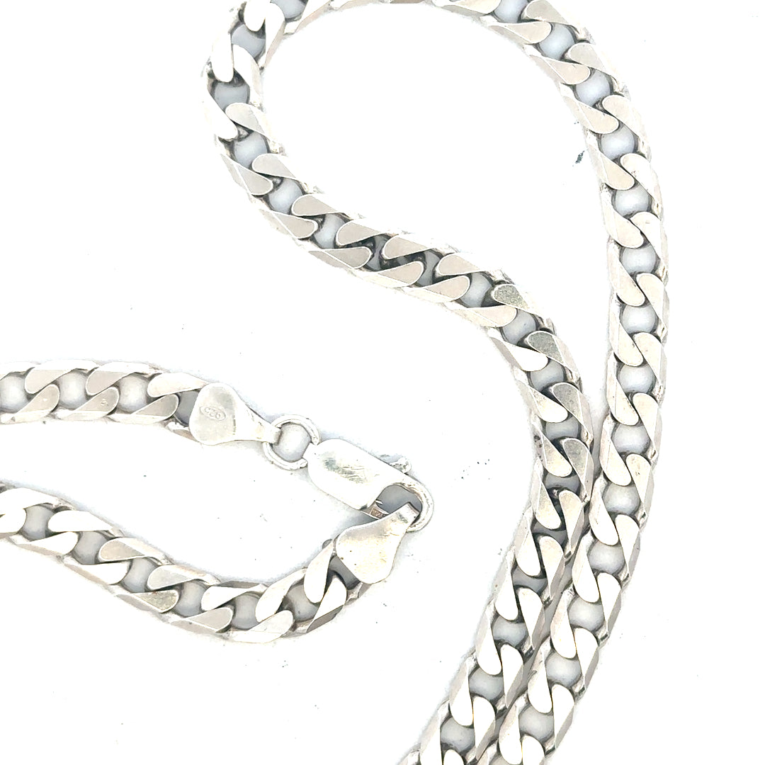 Silver curb chain weighing 31.3g with a classic design, featuring interlocking links, ideal for jewelry or accessories.